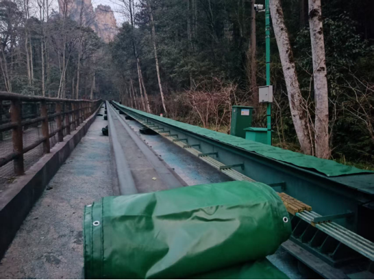 觀光電車：軌道“穿衣”迎寒冬，匠心守護(hù)保運(yùn)營(yíng)